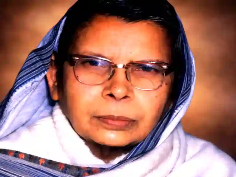 सिंहासन हिल उठे - सुभद्रा कुमारी चौहान की फोटो